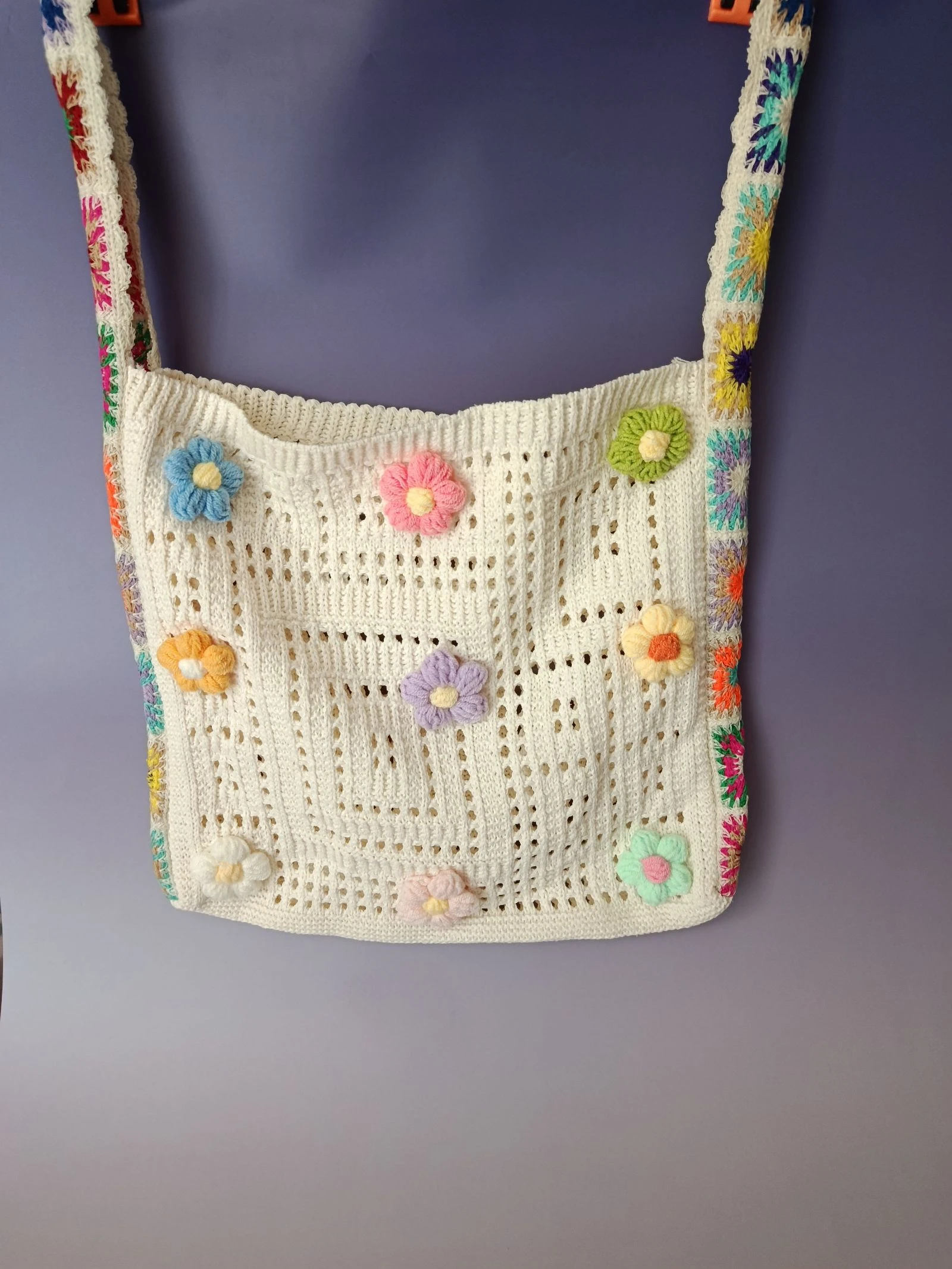 Ecru tas met open werk en gekleurde bloemen – photo 2